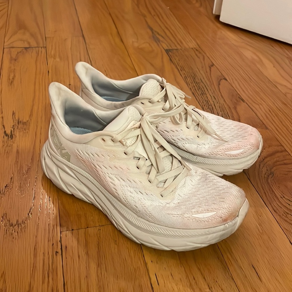 Hoka-nation! 👋🏻👋🏻👋🏻 cream / eggshell (Clifton 8) womens sneakers size 7